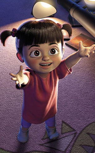 Personagem Boo, de Monstros S.A., animação da Pixar, D pé, sorrindo co os bracinhos estendidos, prontos para um abraço.