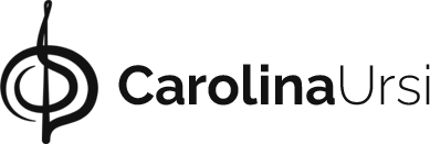 O logotipo abstrato em forma de CSU, dando ideia de uma rúbrica está alinhado à esquerda do nome Carolina, em negrito, Ursi em fonte regular. A logomarca é inteira preta.